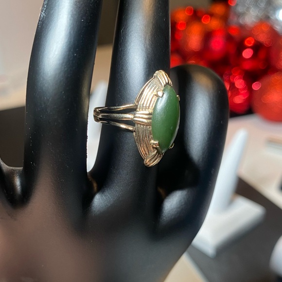 Vintage gorgeous natural Organic jade set in 10k gold. 
Size 7 - Picture 7 of 8